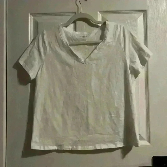 Tops - Old Navy everywear white vneck tshirt